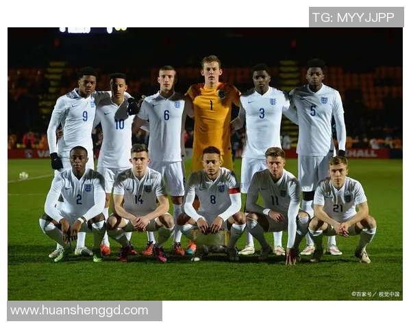 在绿茵场上绽放的爱恋与梦想：一位足球明星的深情故事